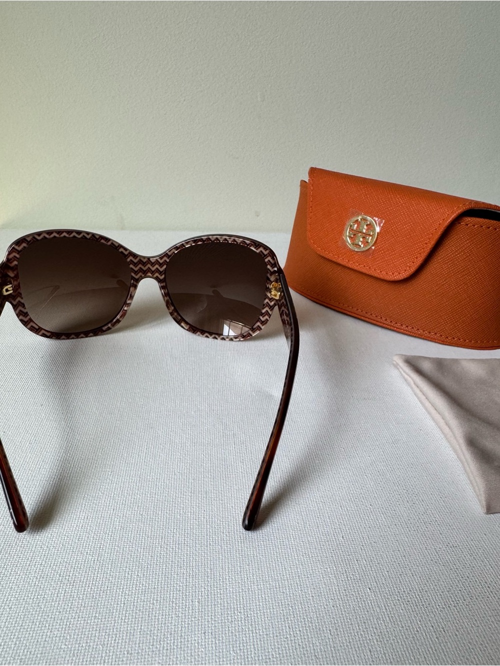 Tory Burch Oversized Sunglasses in Brown with Orange Case - Picture 3 of 16